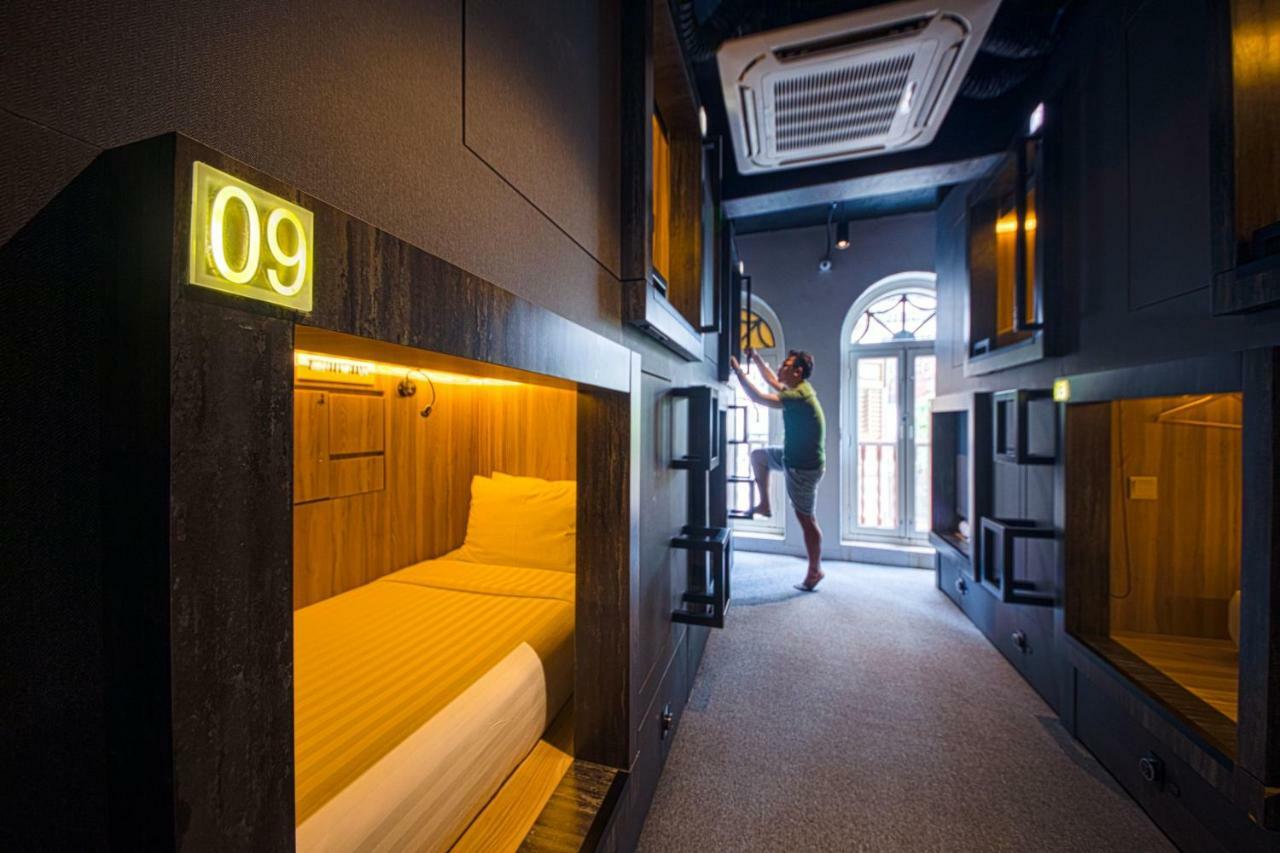 Single Capsule in Mixed Room