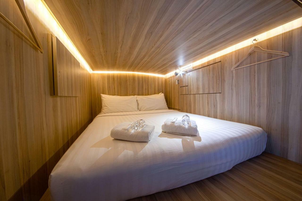 Queen Capsule in Mixed Room